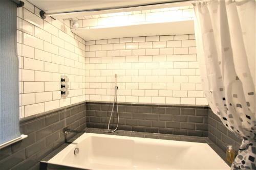 Brunswick Square Apartments By Roomsbooked