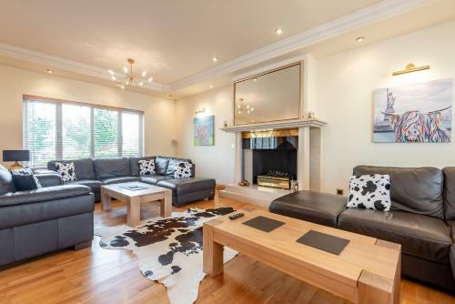 Luxury 6-bed House With Pool