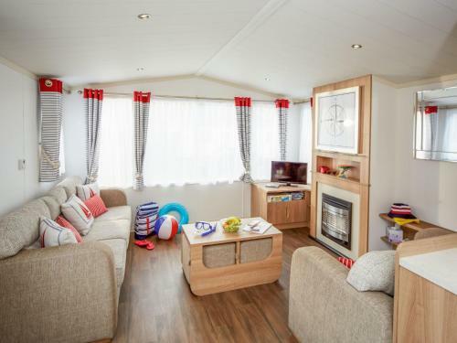 Holiday Home Hopton Park-1