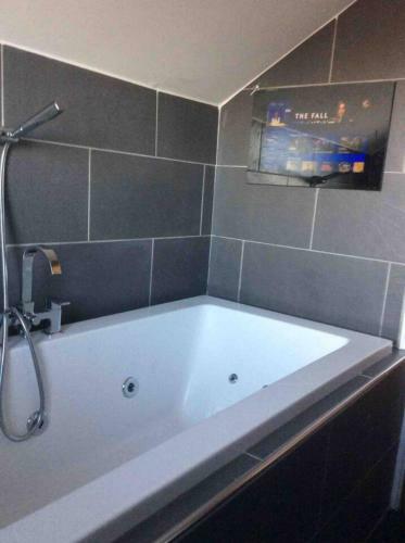 Charming 3-bed House In Harrogate With Hot Tub