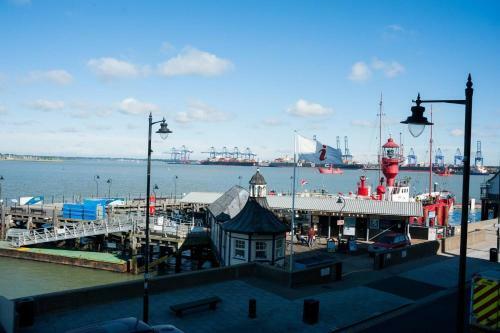 Admirals Harbour View 2-bed Apartment In Harwich