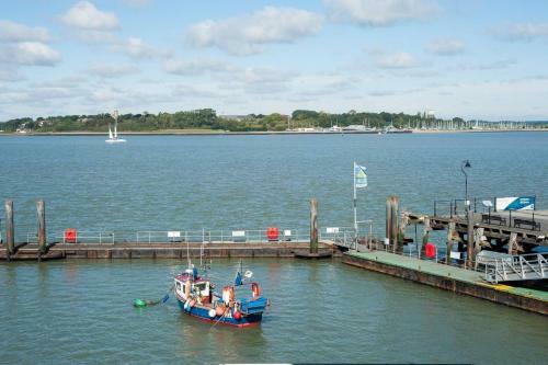 Admirals Harbour View 2-bed Apartment In Harwich