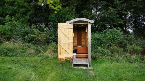 Showman's Hut Westcote