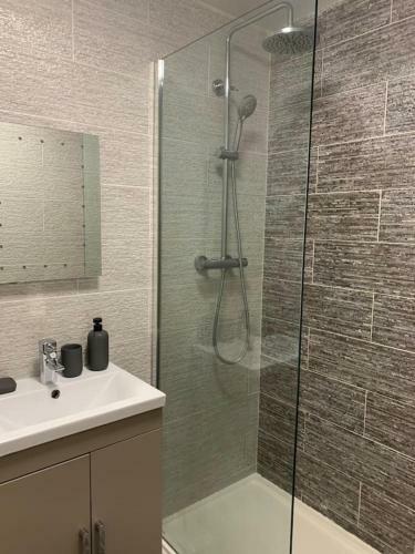 Stylish And Immaculate 2-bed Apartment In Leigh