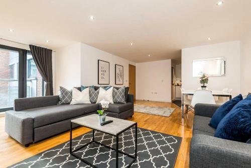 Stylish Liverpool Central Apartment - Sleeps 8!