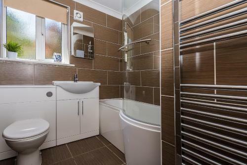 Modern 3-bed Bungalow In Moelfre - Private Garden!