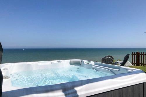 Mundesley Chateau Sleeps 12 With Wifi