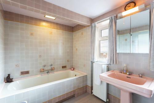 Mundesley Chateau Sleeps 12 With Wifi