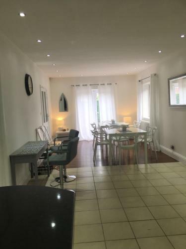 Beautifully Presented 6 Bed 5 & A Half Bath House