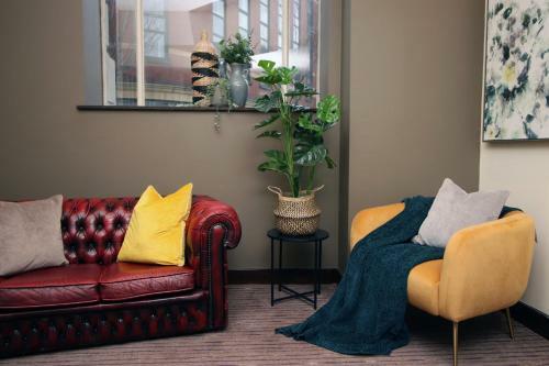 Silurian Hotel Double Bedroom By Staybc