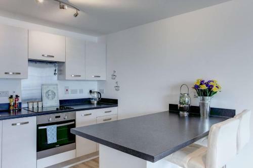 Apartamento Newly Renovated Riverside Flat W/ Private Balcony
