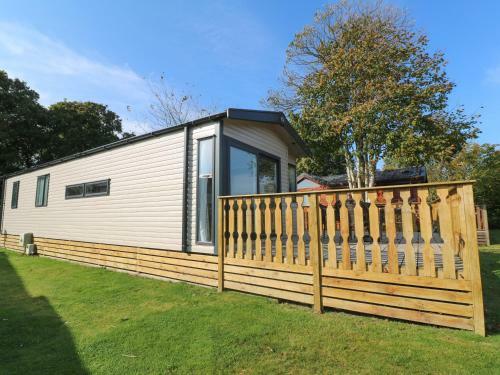Riverside Retreat, Black 6