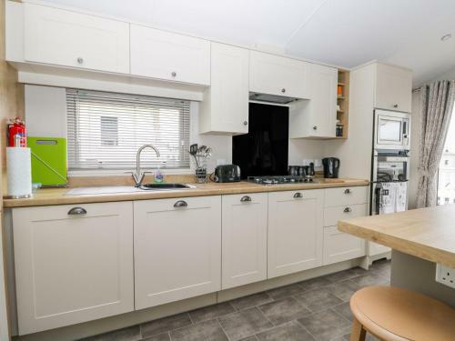 Charming Lodge Located On Cayton Bay Holiday Park