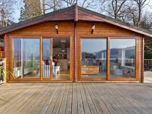 Lodge On The Lake