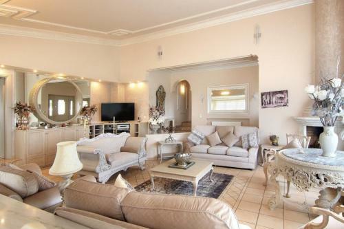 Black Diamond Luxury Villa Anavyssos In Athens