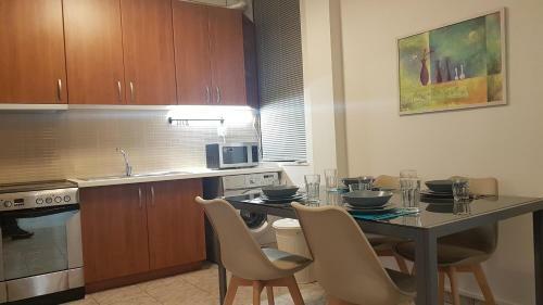 Palette Apartment Champagne - Athens Center, 6 Bd, 3 Bath
