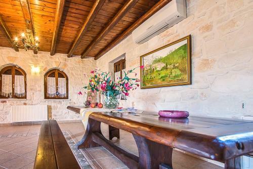 Koiliomenos Villa Sleeps 12 With Pool And Air Con