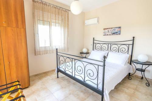 Fanes Villa Sleeps 8 With Pool And Air Con