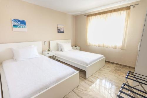 Fanes Villa Sleeps 8 With Pool And Air Con