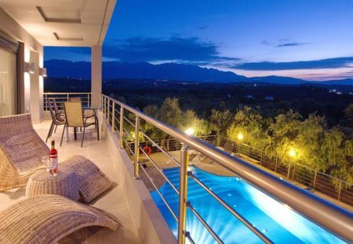 Kambia Villa Sleeps 7 With Pool And Air Con
