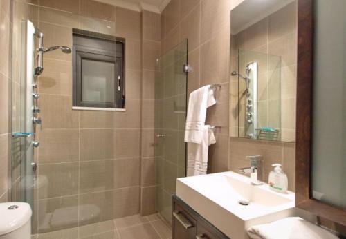 Kambia Villa Sleeps 7 With Pool And Air Con