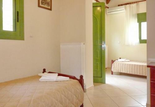 Kato Kateleios Villa Sleeps 7 With Pool And Air Con