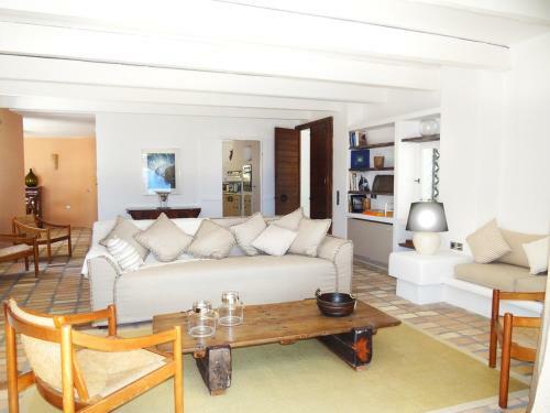Chlomos Villa Sleeps 8 With Pool And Air Con