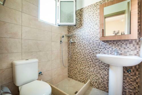 Mantzavinata Villa Sleeps 6 With Pool And Air Con