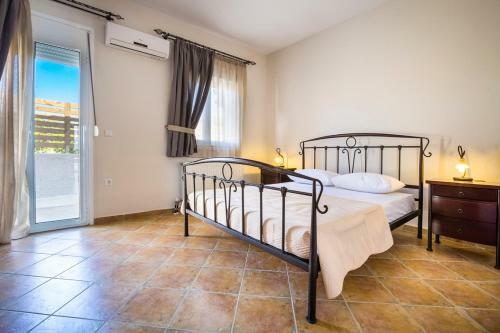 Mantzavinata Villa Sleeps 6 With Pool And Air Con