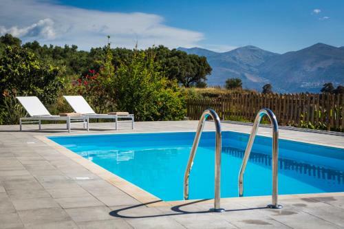 Mantzavinata Villa Sleeps 6 With Pool And Air Con