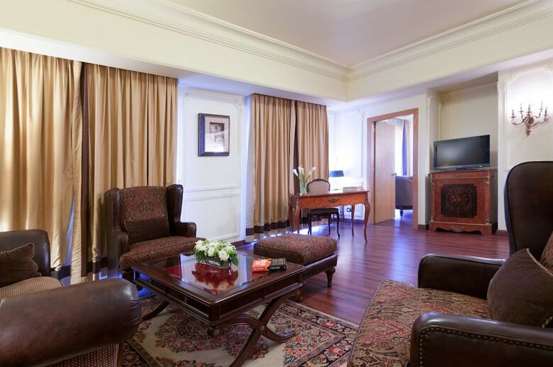 Le Commodore Hotel