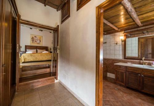 Petroulides Villa Sleeps 7 With Pool Air Con And Wifi