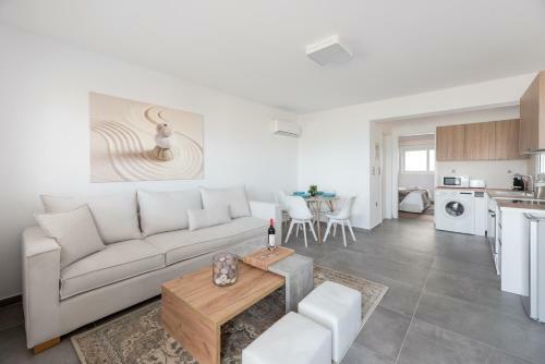 Hostal Costa Vasia Suites And Apartments