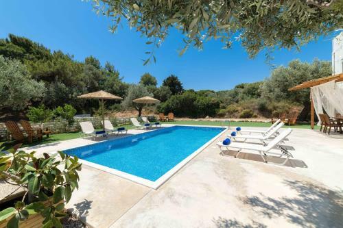 Dipasquale Villa Near Anthony Quinn