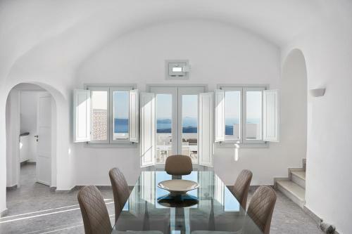 Firostefani Villa Sleeps 7 With Pool And Air Con