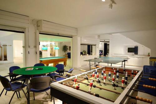 Paraga Villa Sleeps 20 With Pool And Air Con