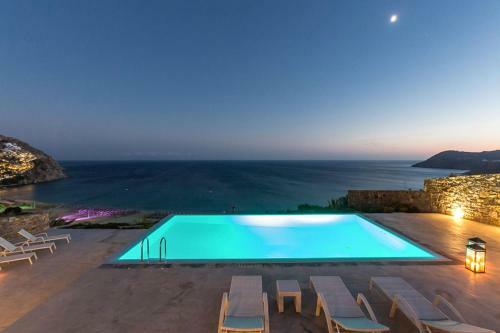 Elia Villa Sleeps 14 With Pool And Air Con