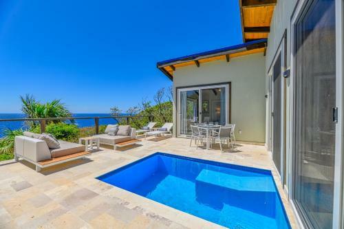 Hostal Villa Topaz Above West Bay With 360 Degree Views!