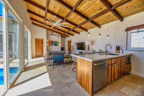 Hostal Villa Topaz Above West Bay With 360 Degree Views!