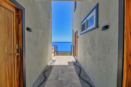 Hostal Villa Topaz Above West Bay With 360 Degree Views!