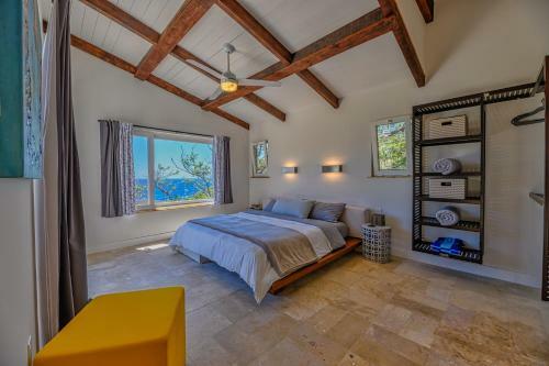 Hostal Villa Topaz Above West Bay With 360 Degree Views!