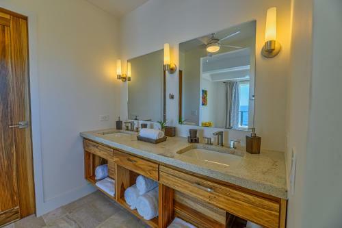 Hostal Villa Topaz Above West Bay With 360 Degree Views!