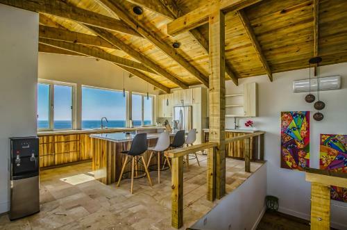 Hostal Villa Topaz Above West Bay With 360 Degree Views!