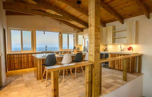 Hostal Villa Topaz Above West Bay With 360 Degree Views!