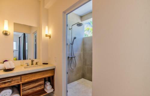 Hostal Villa Topaz Above West Bay With 360 Degree Views!