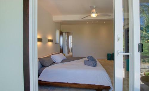 Hostal Villa Topaz Above West Bay With 360 Degree Views!
