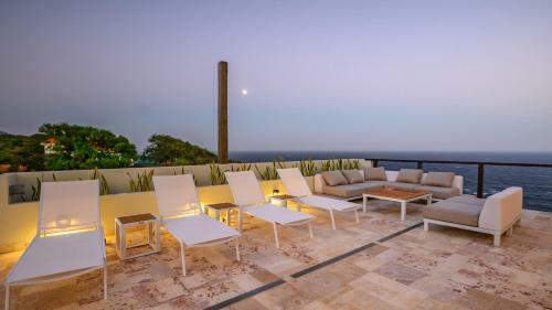 Hostal Villa Topaz Above West Bay With 360 Degree Views!