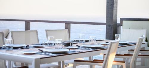 Hostal Villa Topaz Above West Bay With 360 Degree Views!