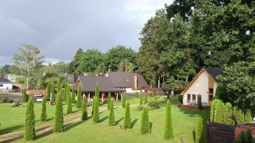 Forest Edge Lodge And House