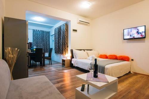 Beachfront Apartments With Private Parking Ae1183